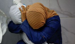 La foto de una mujer palestina con el cadáver de su sobrina gana el World Press Photo 