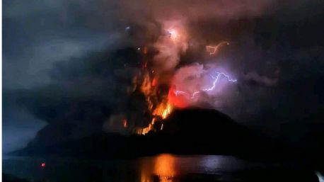 Indonesia advierte sobre un potencial tsunami tras las erupciones del volcán Ruang