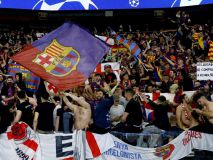 Los ultras del Barcelona apedrean el autobús de su equipo