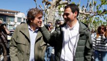 Los candidatos del PSOE y PNV se abrazan para espantar el fantasma de Bildu