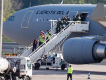 Aterriza en Bilbao el avión medicalizado con el ciudadano vasco gravemente enfermo