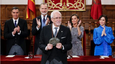 El novelista Luis Mateo Díez recibe el Premio Cervantes de manos del Rey