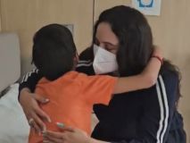 Rosalía visita por sorpresa a los niños con cáncer del Hospital Sant Joan de Déu