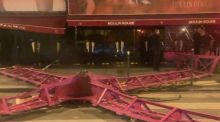 El cabaret parisino Moulin Rouge pierde sus aspas por causas desconocidas