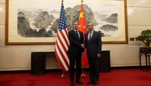 Xi dice a Blinken que EEUU debe ser 'fiel' a su palabra y que hay 'problemas por resolver'