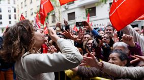 La cúpula del PSOE corta el Comité Federal para unirse a los manifestantes