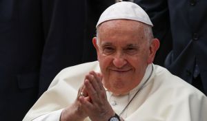 El papa Francisco llega a su encuentro con los jóvenes de Venecia en lancha motora