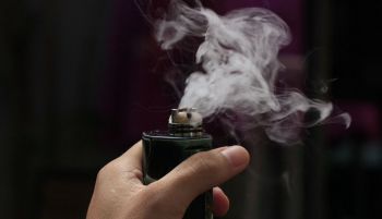 El Gobierno aprueba el nuevo plan antitabaco, que equipara cigarrillos y 'vapers'
