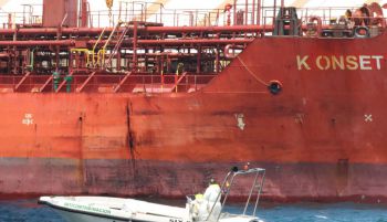 Capitanía Marítima controla el importante vertido de fuel de un petrolero de Liberia en el puerto de Ceuta