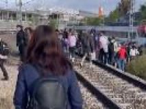 Pasajeros de Cercanías llegan a pie a Atocha tras pasar una hora encerrados en un tren averiado