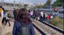 Pasajeros de Cercanías llegan a pie a Atocha tras pasar una hora encerrados en un tren averiado