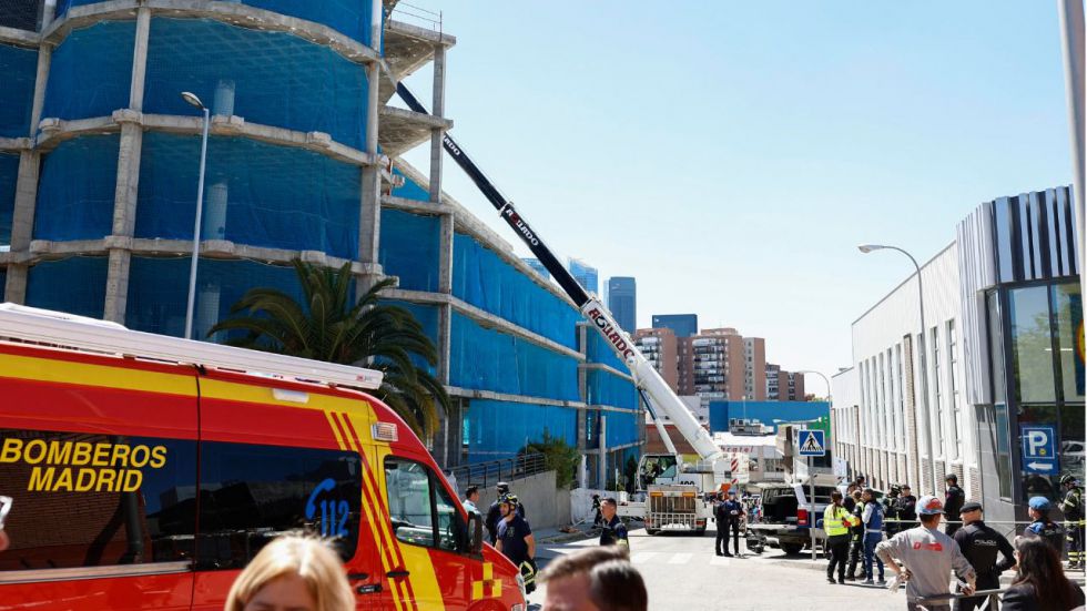 Los bomberos recuperan los cuerpos sin vida de los trabajadores atrapados por un derrumbe en Madrid