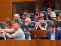 Un diputado de Más Madrid hace gestos de disparar durante la intervención de Ayuso