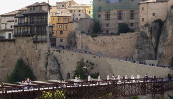 El puente de San Pablo de Cuenca se convierte en una pasarela de moda por un día