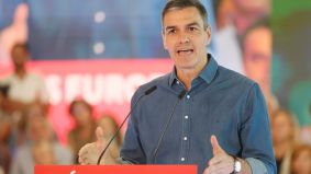 Sánchez enfoca sus críticas en Feijóo: 'No juega en el equipo de España'