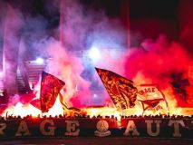 La vergüenza de Francia: pelea entre ultras del PSG y del Lyon con dos autobuses quemados