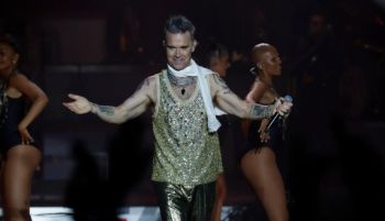 Robbie Williams estrena faceta artística en Barcelona