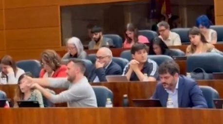La Asamblea de Madrid abre expediente al diputado de Más Madrid que simuló disparar a Ayuso