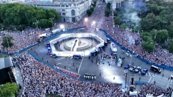 Multitudinarios festejos del Real Madrid por su 15ª Copa de Europa. Han ofrecido el trofeo a la Almudena y a Díaz Ayuso.