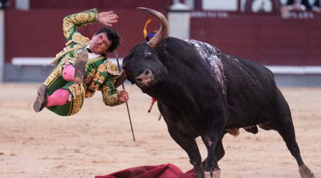 Crónica taurina en El Imparcial. Las Ventas: toros serios y dos heridos