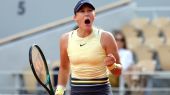 Roland Garros. Andreeva firma el 'bombazo' del torneo 'cargándose' a Sabalenka