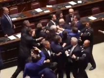 Monumental trifulca a puñetazos en el Parlamento italiano