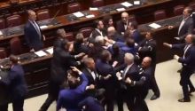 Monumental trifulca a puñetazos en el Parlamento italiano