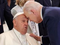 Biden sorprende al Papa con un afectuoso saludo 'frente a frente'
 