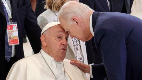 Biden sorprende al Papa con un afectuoso saludo 'frente a frente'
 