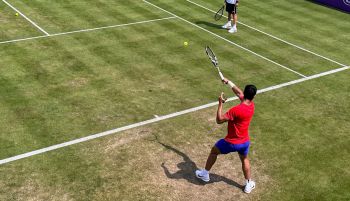 Alcaraz dispara el entusiasmo del público británico mientras prepara Wimbledon