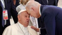 Biden sorprende al Papa con un afectuoso saludo 'frente a frente'
 