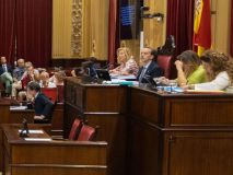 El presidente del Parlamento balear, de Vox, rompe la foto de una víctima del franquismo