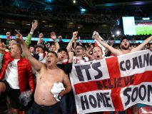 Insólito: un hincha inglés se duerme en pleno partido y se despierta en el estadio de madrugada