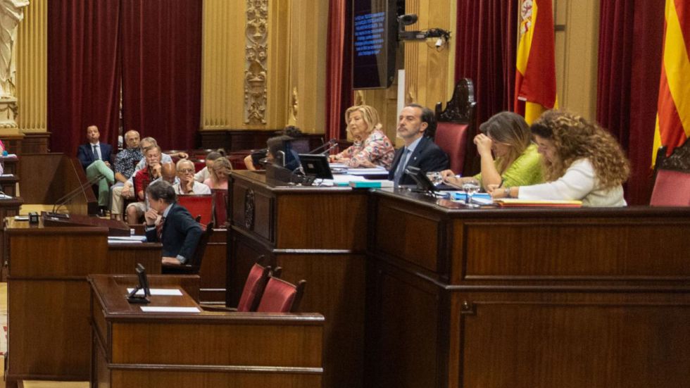 El presidente del Parlamento balear, de Vox, rompe la foto de una víctima del franquismo