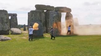 Activistas climáticos rocían con pintura el monumento megalítico de Stonehenge