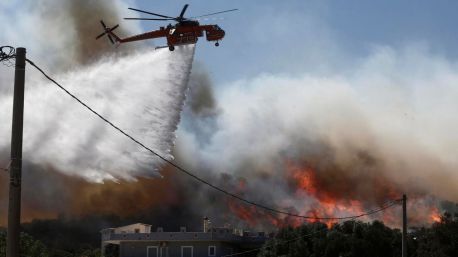 Grecia lucha por controlar decenas de incendios en todo el país