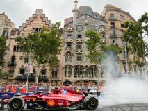 Tremendo: así suena el Ferrari de Carlos Sáinz por las calles del centro de Barcelona