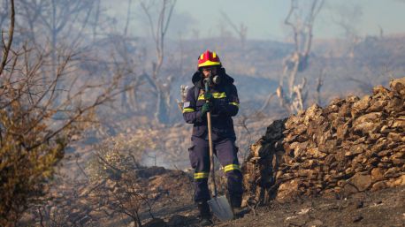 Grecia lucha por tercer día contra decenas de incendios en todo el país