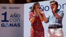 Ayuso defiende su medalla a Milei y llama 'estafador' a Sánchez: 'Sanchismo es chavismo'