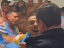 Juanma Moreno se parte la chaqueta celebrando el ascenso del Málaga con los jugadores