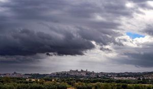 El tiempo: una DANA deja fuertes tormentas, granizo y viento para la semana