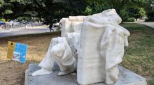 El calor derrite la cabeza de una estatua de Lincoln en Washington