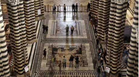 El duomo de Siena destapa su impresionante pavimiento: solo pasa dos veces al año