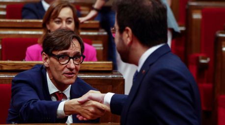 El PSC pacta con los independentistas reformar el reglamento para que Puigdemont pueda votar telemáticamente