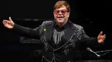 Elton John subasta parte de su armario para recaudar fondos contra el sida