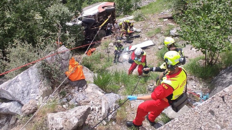 Seis menores heridos, uno de ellos grave, en un accidente de autobús en el Pirineo