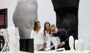 La Princesa Leonor y la Infanta Sofía visitan a Jaume Plensa en su taller