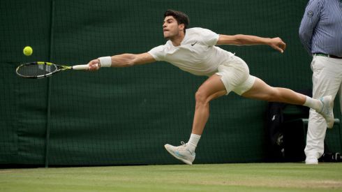 Wimbledon. Alcaraz vuelve a las semifinales con un ejercicio de solidez