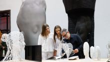 La Princesa Leonor y la Infanta Sofía visitan a Jaume Plensa en su taller
