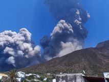 Impresionante explosión eruptiva del volcán Estrómboli en el sur de Italia